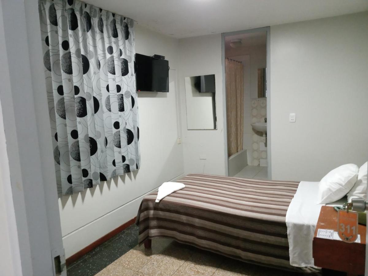 Hotel Plazza Чиклайо Екстериор снимка