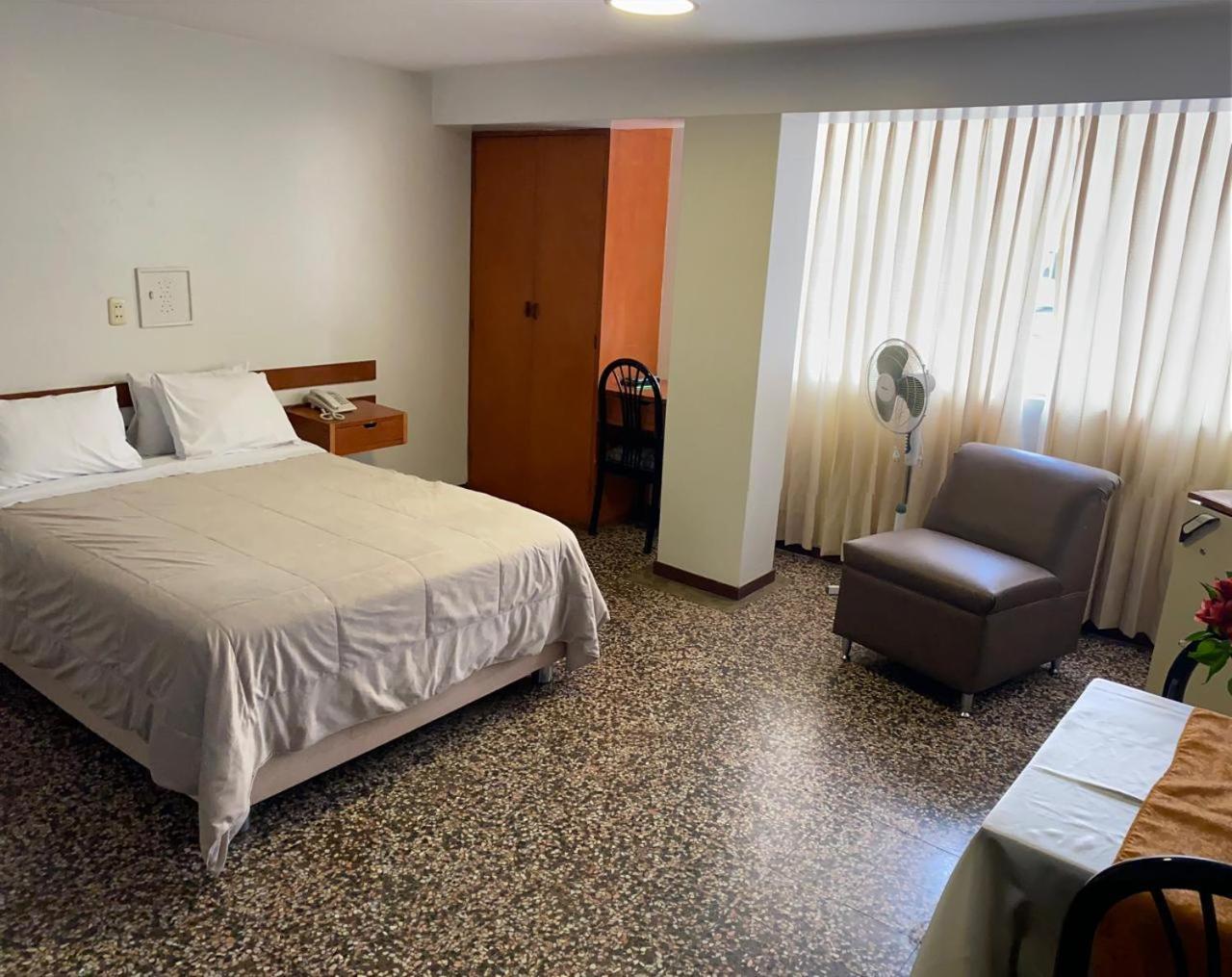 Hotel Plazza Чиклайо Екстериор снимка