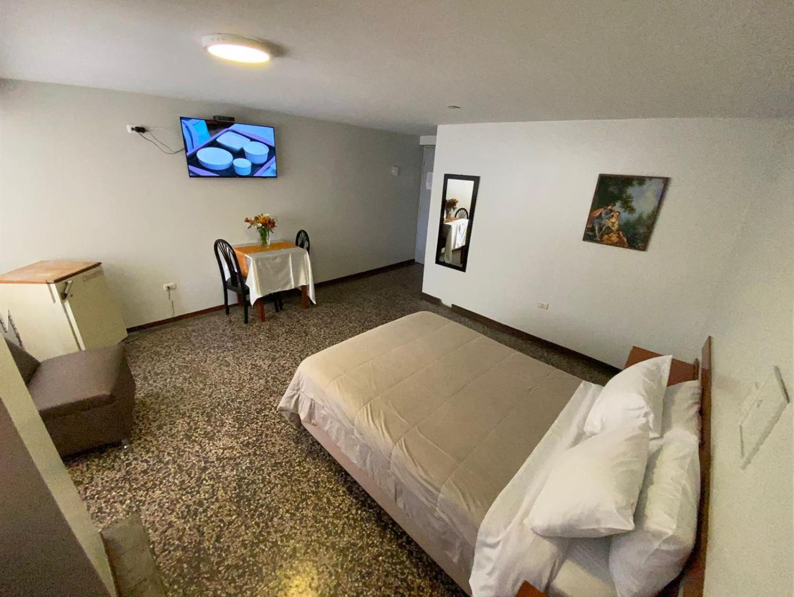 Hotel Plazza Чиклайо Екстериор снимка